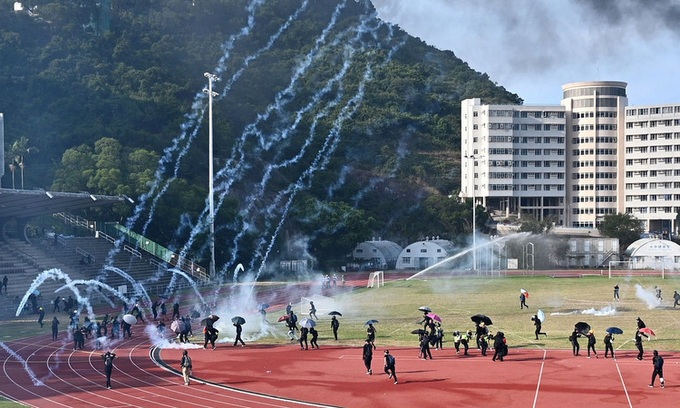 Việt Nam hỗ trợ đưa sinh viên ở Hong Kong về nước - Ảnh 1.