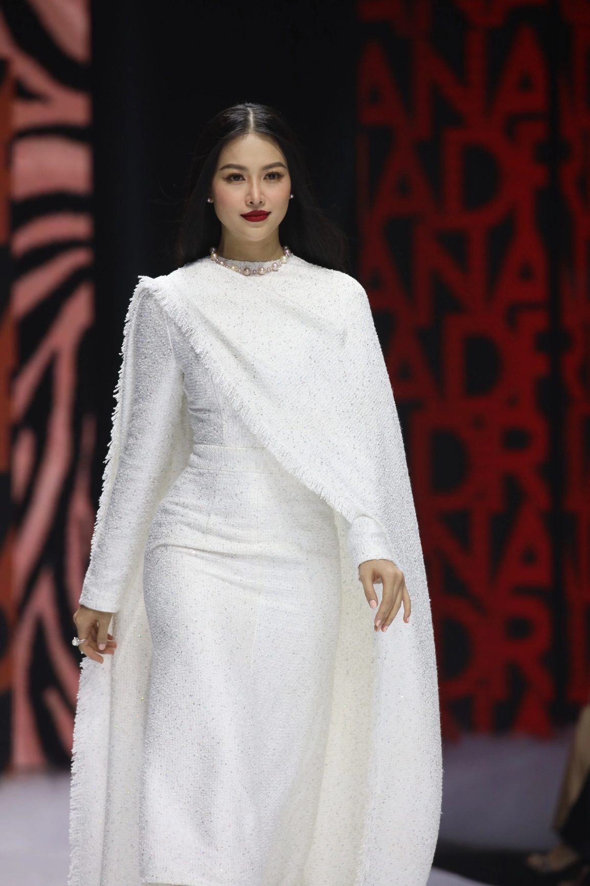 Thanh Hằng diễn mở màn Aquafina Tuần lễ Thời trang Quốc tế Việt Nam - 2