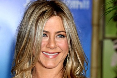 Jennifer Aniston vẫn giữ liên lạc với “tình cũ”
