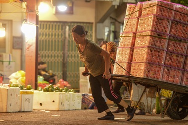 Những phụ nữ "oằn mình" kéo xe hàng mưu sinh ngày 20/10