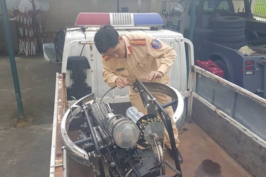 Xe mô tô độ cả... khẩu đại liên 6 nòng cùng băng đạn