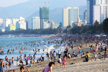 Khách sạn “cháy” phòng, giá vé máy bay tăng gấp đôi dịp nghỉ lễ