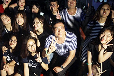 Thầy Hiệu trưởng trường Việt Đức "cực teen" trong lễ chia tay khối 12