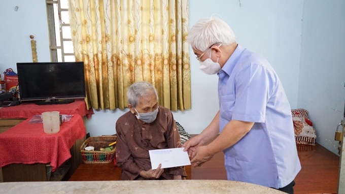 Bí thư Tỉnh ủy Nguyễn Văn Lợi ân cần thăm hỏi sức khỏe và tặng quà Mẹ Việt Nam anh hùng Nguyễn Thị Rực