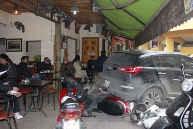 Quán cà phê của cầu thủ Thạch Bảo Khanh bị ô tô “tấn công” 