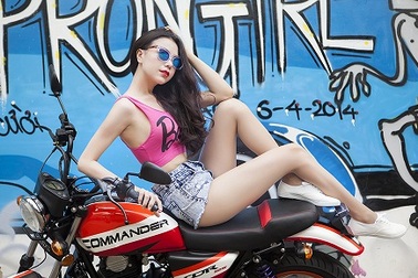 “Từ bỏ” hàng hiệu, Trà Ngọc Hằng làm cô gái hippie… “bụi phủi”