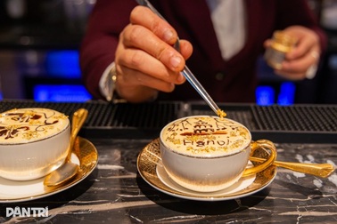 Trải nghiệm cà phê trứng dát vàng 24K độc đáo ở Hà Nội