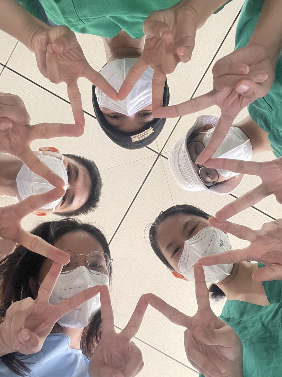 Nhóm bạn gái rủ nhau xuống tóc, xông pha tình nguyện chăm sóc F0 - 6 Nhóm bạn gái rủ nhau xuống tóc, xông pha tình nguyện chăm sóc F0 - 6