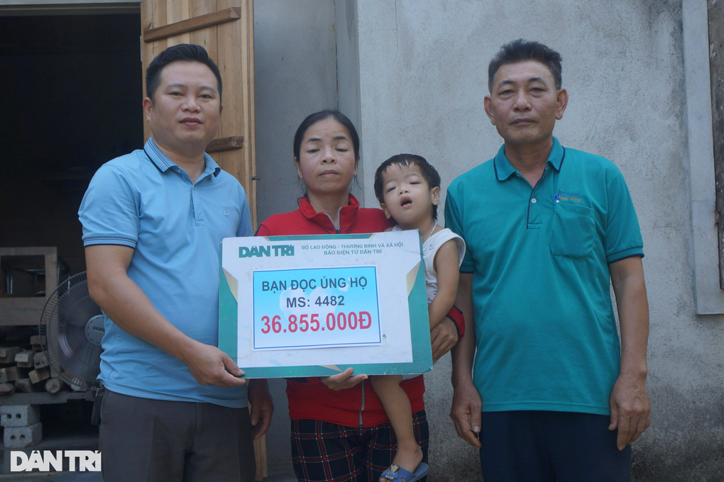 Hai mẹ con mắc căn bệnh lạ tiếp tục được bạn đọc Dân trí giúp đỡ - 2