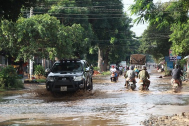 Dân vùng núi lội bì bõm trên quốc lộ suốt 3 năm