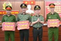 Khen thưởng lực lượng phá vụ án chồng giết vợ, phi tang xác xuống biển