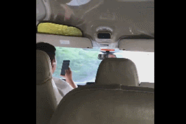 Tài xế vừa lái xe khách vừa... dán mắt vào điện thoại