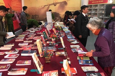 Trưng bày kỷ niệm 45 năm chiến thắng “Điện Biên Phủ trên không”