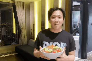 Trấn Thành đáp trả khi Hari Won bị đồn ỷ lại chồng việc bếp núc