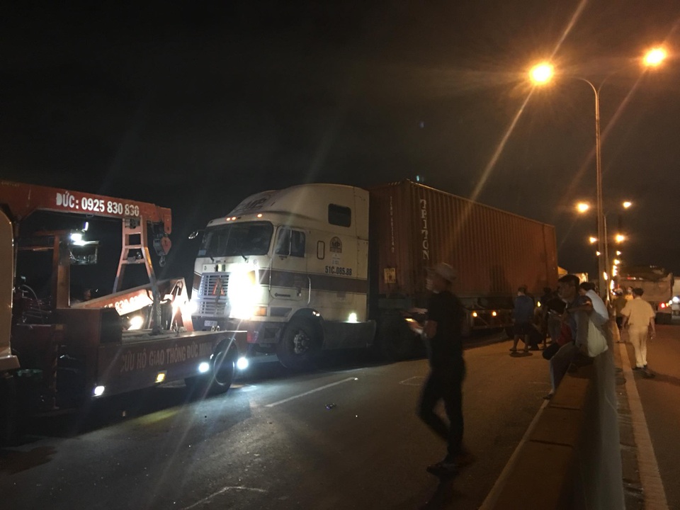 Cầu Phú Mỹ tê liệt gần 4 giờ vì tai nạn liên hoàn - 1