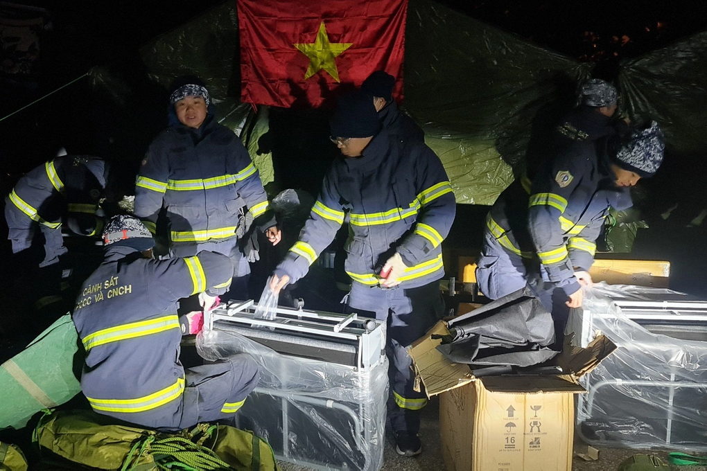 Công an Việt Nam xuyên đêm tìm nạn nhân động đất trong giá lạnh -6 độ C - 2 Công an Việt Nam xuyên đêm tìm nạn nhân động đất trong giá lạnh -6 độ C - 2