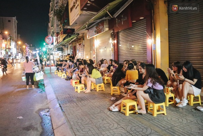 Nhiều quán cafe thâu đêm ở Sài Gòn chật kín khách: Sức chi tiêu của người Việt về đêm đâu kém du khách quốc tế! - Ảnh 1. Nhiều quán cafe thâu đêm ở Sài Gòn chật kín khách: Sức chi tiêu của người Việt về đêm đâu kém du khách quốc tế! - Ảnh 1.