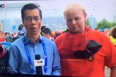 Hành động hài hước của cổ động viên bóng đá với phóng viên VTV tác nghiệp tại Euro 2016