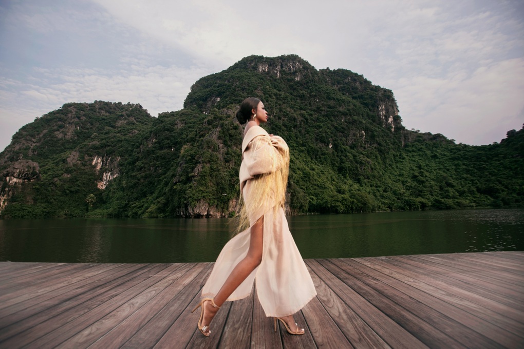 HHen Niê, Ngọc Châu đi bè trên sông, catwalk ở danh thắng Tràng An - 8 HHen Niê, Ngọc Châu đi bè trên sông, catwalk ở danh thắng Tràng An - 8