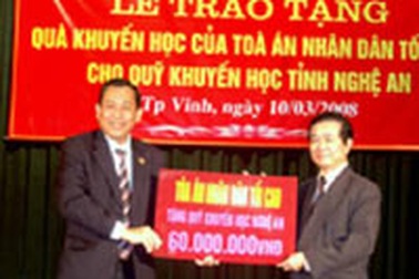 TAND Tối cao tặng 60 triệu đồng cho Hội khuyến học Nghệ An