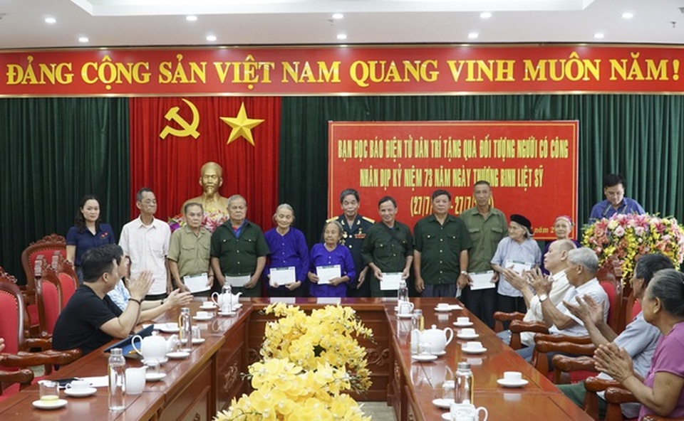 Bạn đọc Dân trí trao tặng 50 triệu đồng đến gia đình có công, nhân dịp 27/7 - 8 Bạn đọc Dân trí trao tặng 50 triệu đồng đến gia đình có công, nhân dịp 27/7 - 8
