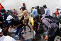 Cảnh sát Myanmar truy bắt người biểu tình trong đêm