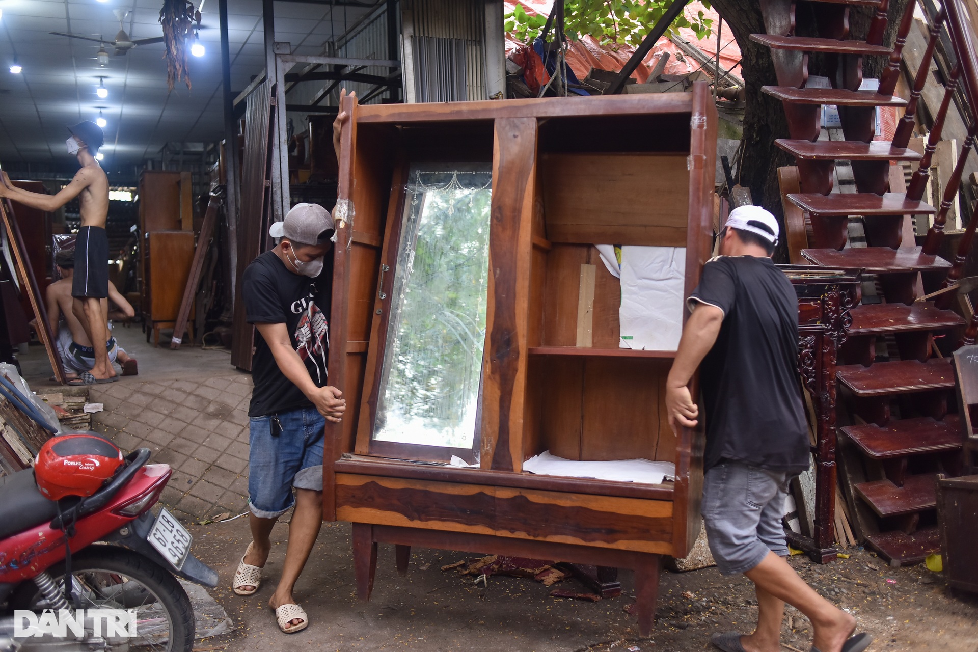 Cuộc hồi sinh nội thất cũ ở xóm gỗ TPHCM - 3 Cuộc hồi sinh nội thất cũ ở xóm gỗ TPHCM - 3