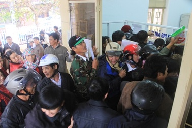 Đội mưa chen chúc đổi giấy phép lái xe