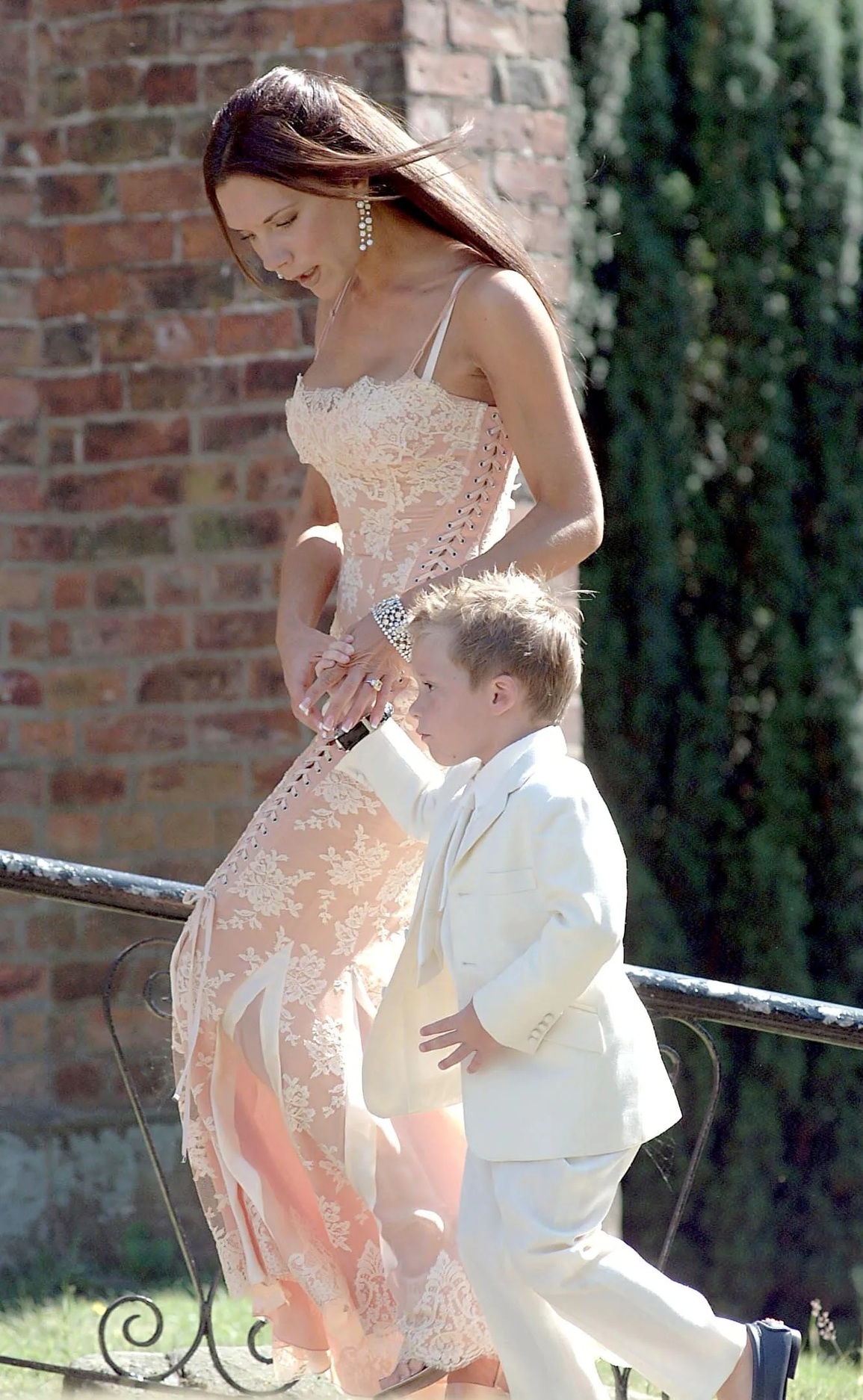Victoria Beckham - mẹ chồng sành điệu lấn át cả con dâu - 10 Victoria Beckham - mẹ chồng sành điệu lấn át cả con dâu - 10