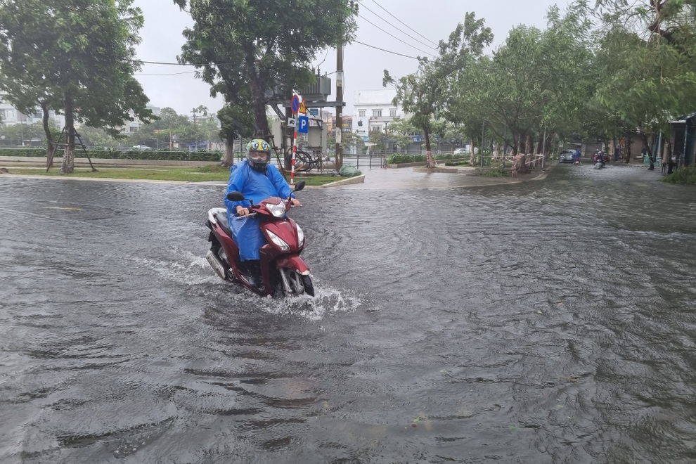 Mưa xối xả, nhiều tuyến đường ở Đà Nẵng ngập nặng - 1 Mưa xối xả, nhiều tuyến đường ở Đà Nẵng ngập nặng - 1