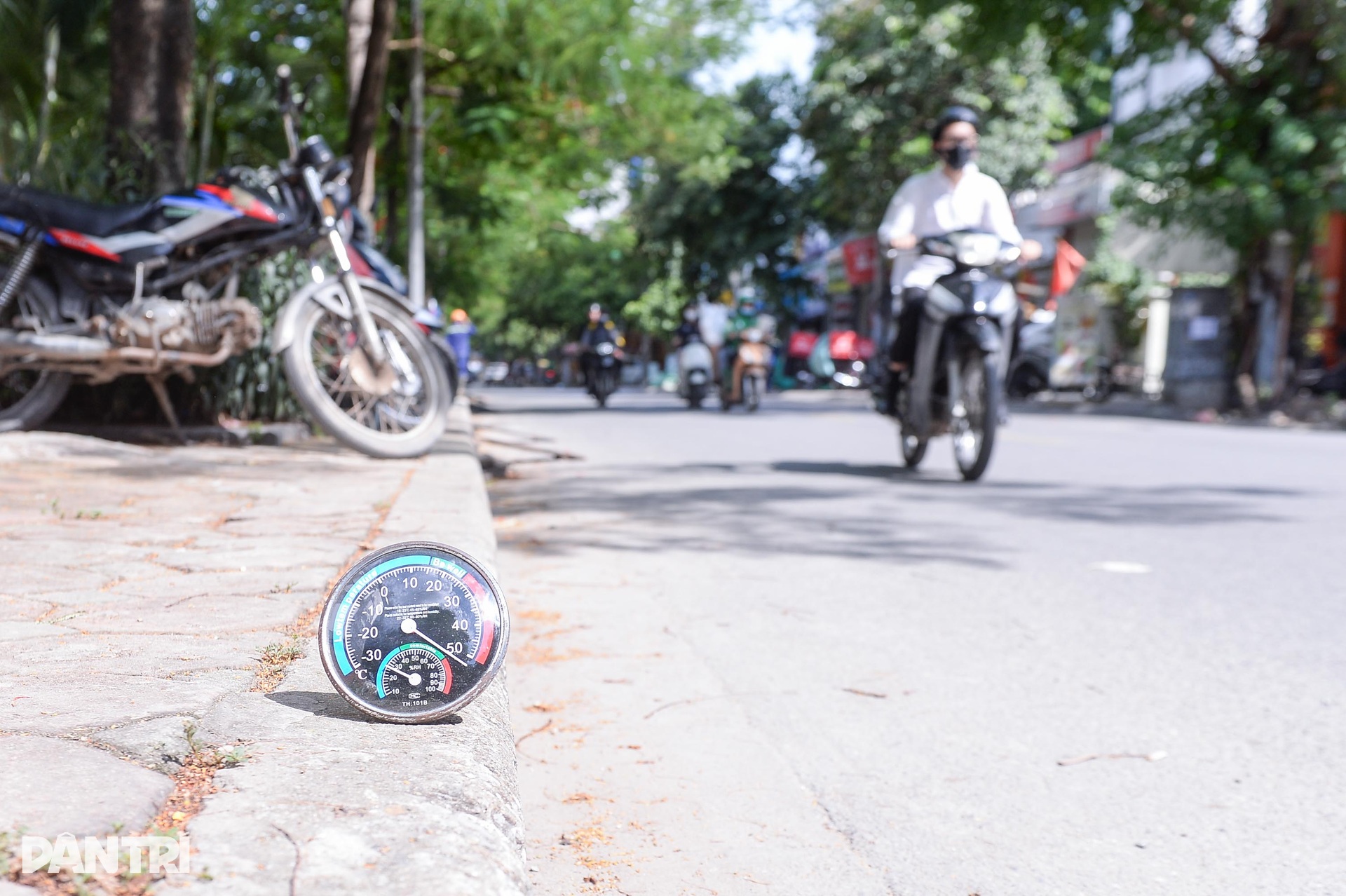 Đẫm mồ hôi mưu sinh dưới cái nắng đỉnh điểm gần 50 độ C ở Hà Nội - 2 Đẫm mồ hôi mưu sinh dưới cái nắng đỉnh điểm gần 50 độ C ở Hà Nội - 2