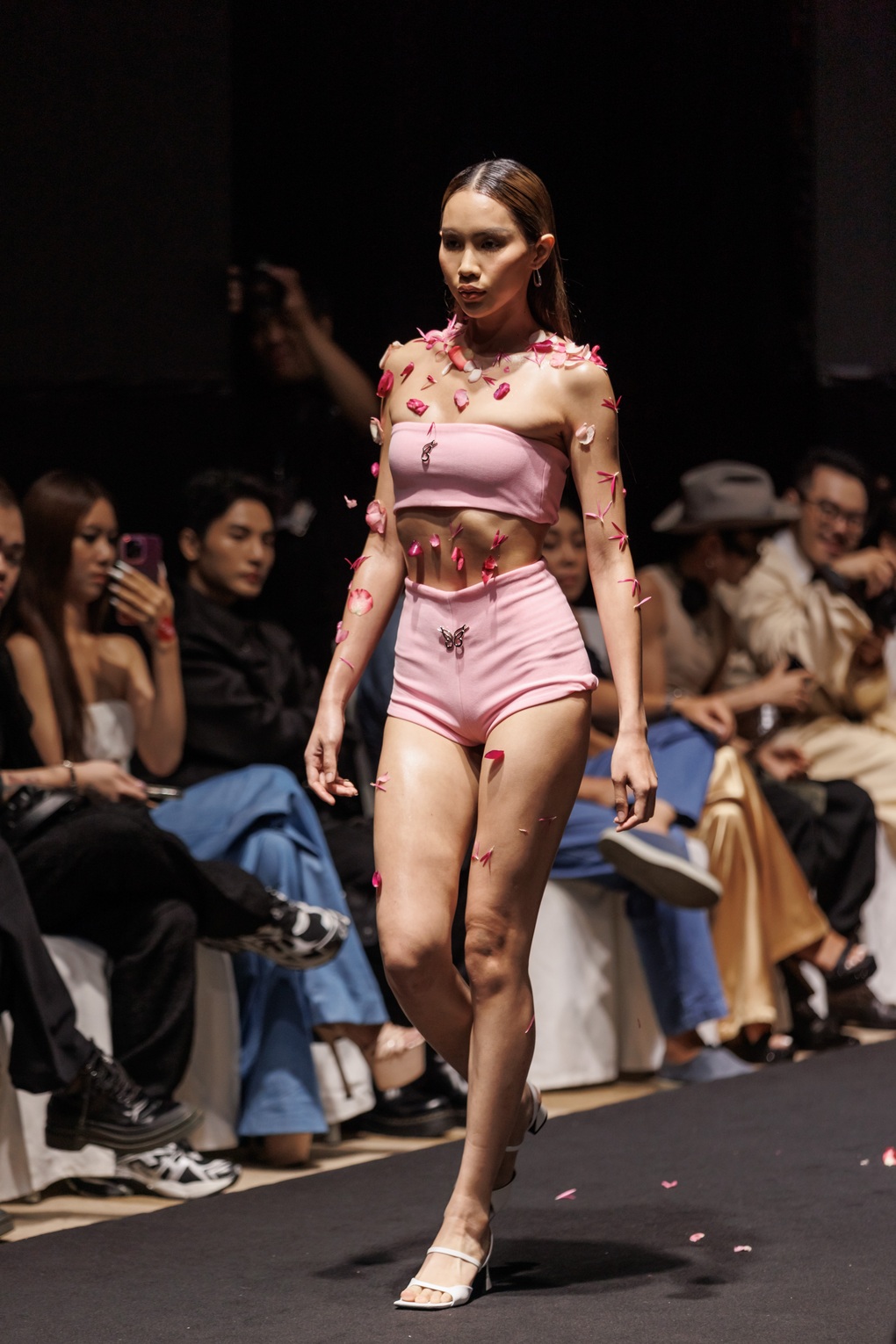 Lương Thùy Linh hóa cô dâu, tung hoa cưới trên sàn diễn thời trang - 10 Lương Thùy Linh hóa cô dâu, tung hoa cưới trên sàn diễn thời trang - 10