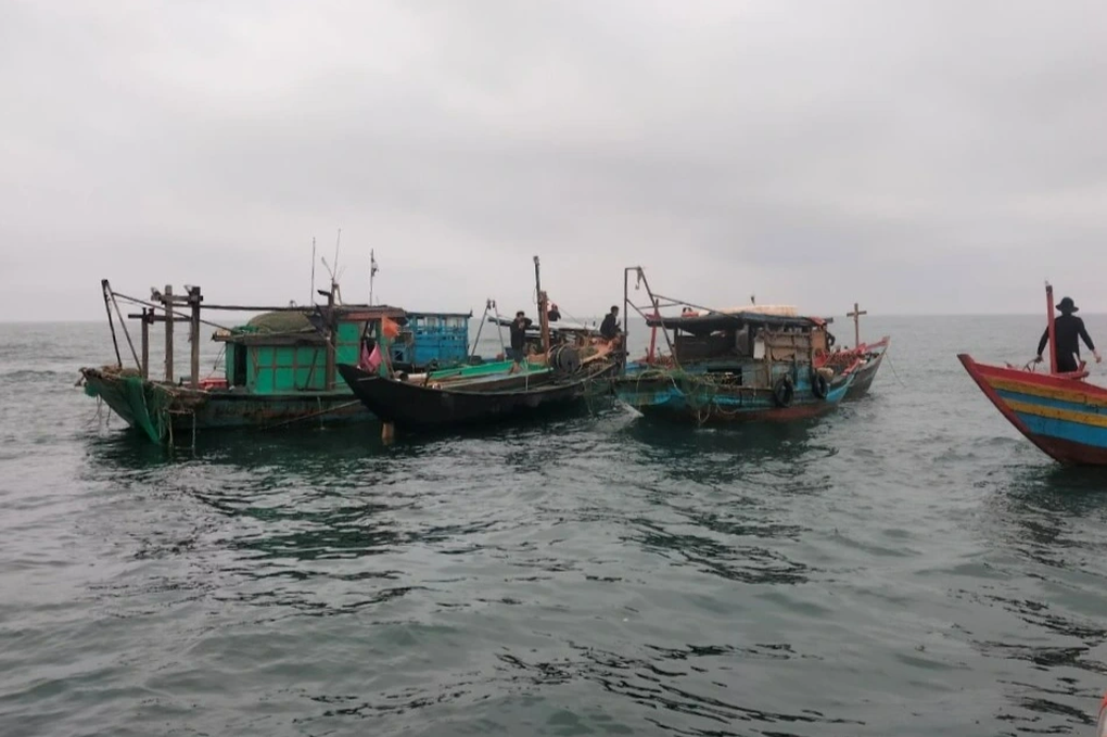 Bố mẹ mất tích khi đi đánh cá, 3 con nhỏ dõi mắt ra biển ngóng tin - 2 Bố mẹ mất tích khi đi đánh cá, 3 con nhỏ dõi mắt ra biển ngóng tin - 2