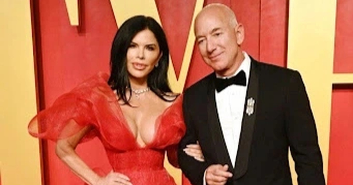 Sánh đôi cùng tỷ phú Jeff Bezos, Lauren Sanchez "hở bạo" tại bữa tiệc sau lễ trao giải Oscar. Cô chọn mẫu đầm khoét cổ sâu giúp tôn vòng một nóng bỏng. Chiếc đầm xuyên thấu cắt xẻ táo bạo đến từ nhà mốt LEVER COUTURE được Lauren Sanchez kết hợp cùng trang sức kim cương của Lorraine Schwartz và giày cao gót huyền thoại của Christian Louboutin (Ảnh: Getty Images).