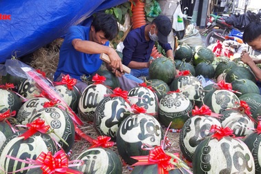Mùa Tết ngồi vỉa hè khắc dưa hấu kiếm tiền triệu
