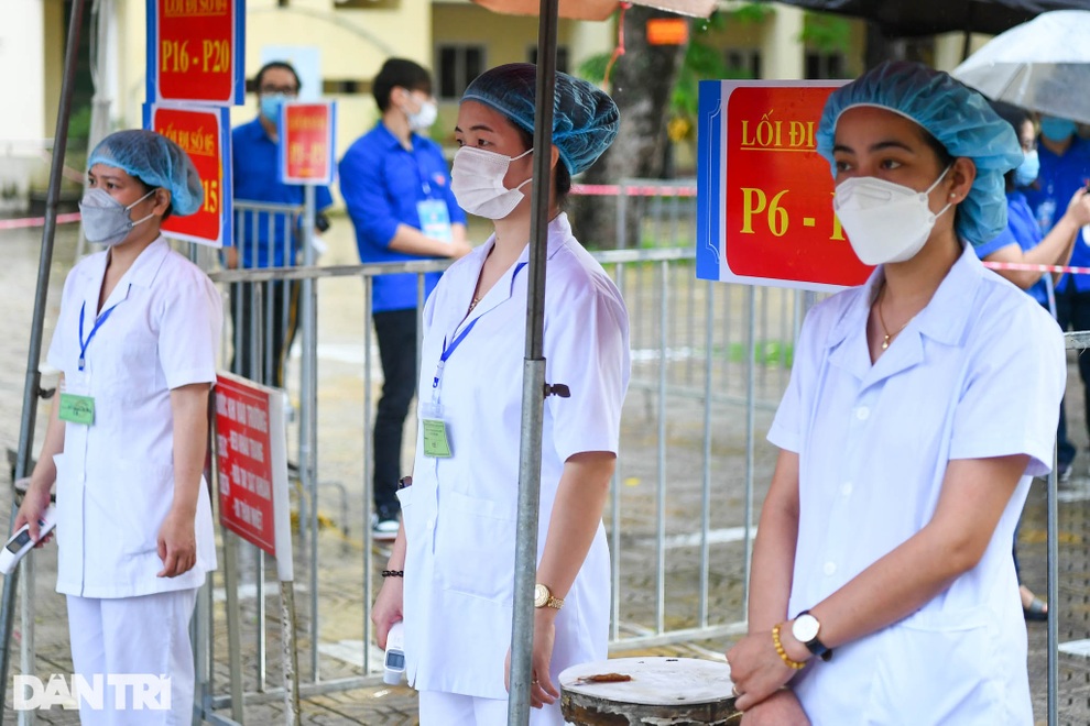 Thí sinh Hà Nội căng thẳng trước giờ làm bài hai môn cuối vào lớp 10 - 3