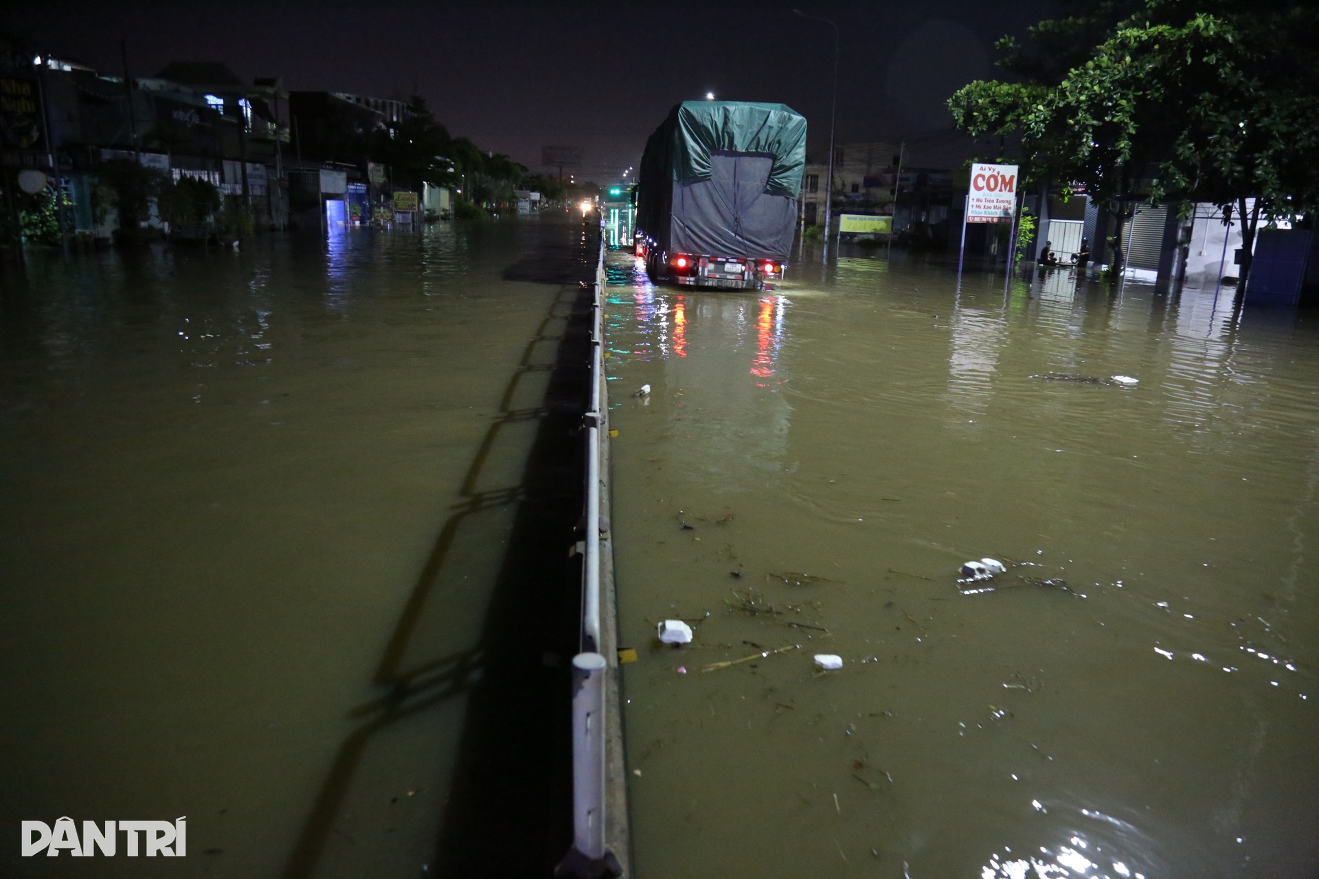 Rốn lũ Hàm Thắng ngập sâu, quốc lộ 1 tê liệt dù trời không mưa - 9 Rốn lũ Hàm Thắng ngập sâu, quốc lộ 1 tê liệt dù trời không mưa - 9