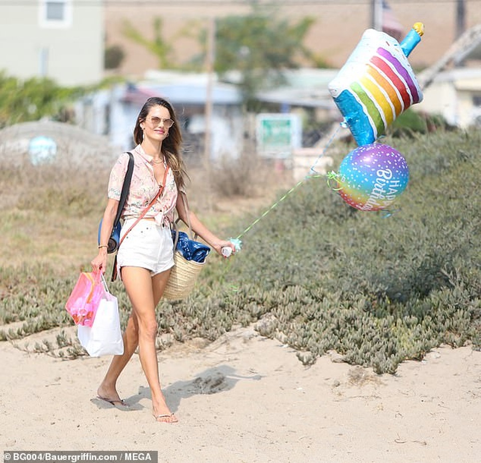 Thiên thần Alessandra Ambrosio gợi cảm với áo tắm - 8 Thiên thần Alessandra Ambrosio gợi cảm với áo tắm - 8