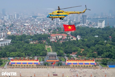 Biên đội trực thăng kéo cờ Đảng, cờ Tổ quốc bay trên bầu trời Hà Nội
