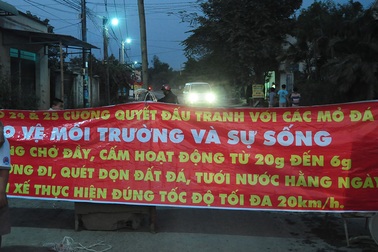 Người dân lại rào đường chặn xe ben chở đá