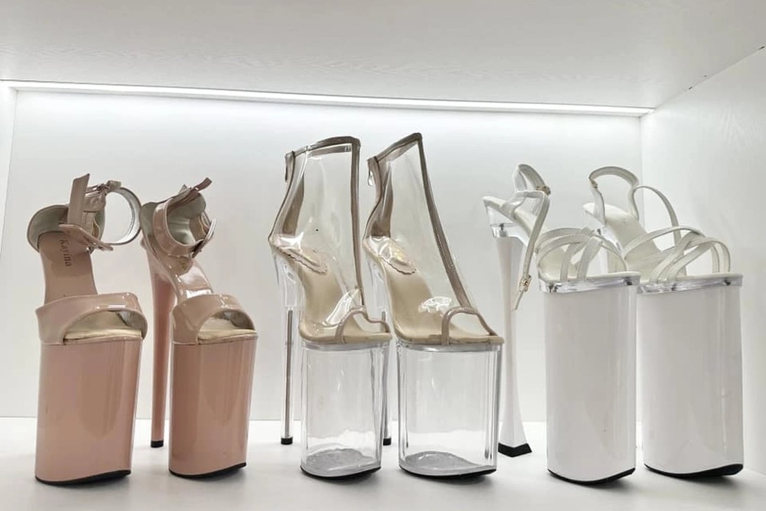 Bộ sưu tập giày "cà kheo" giúp Hòa Minzy như hoa hậu, đôi 30cm gây choáng