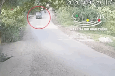 Xe máy phóng bạt mạng, dồn xe tải vào tình huống "khó đỡ"