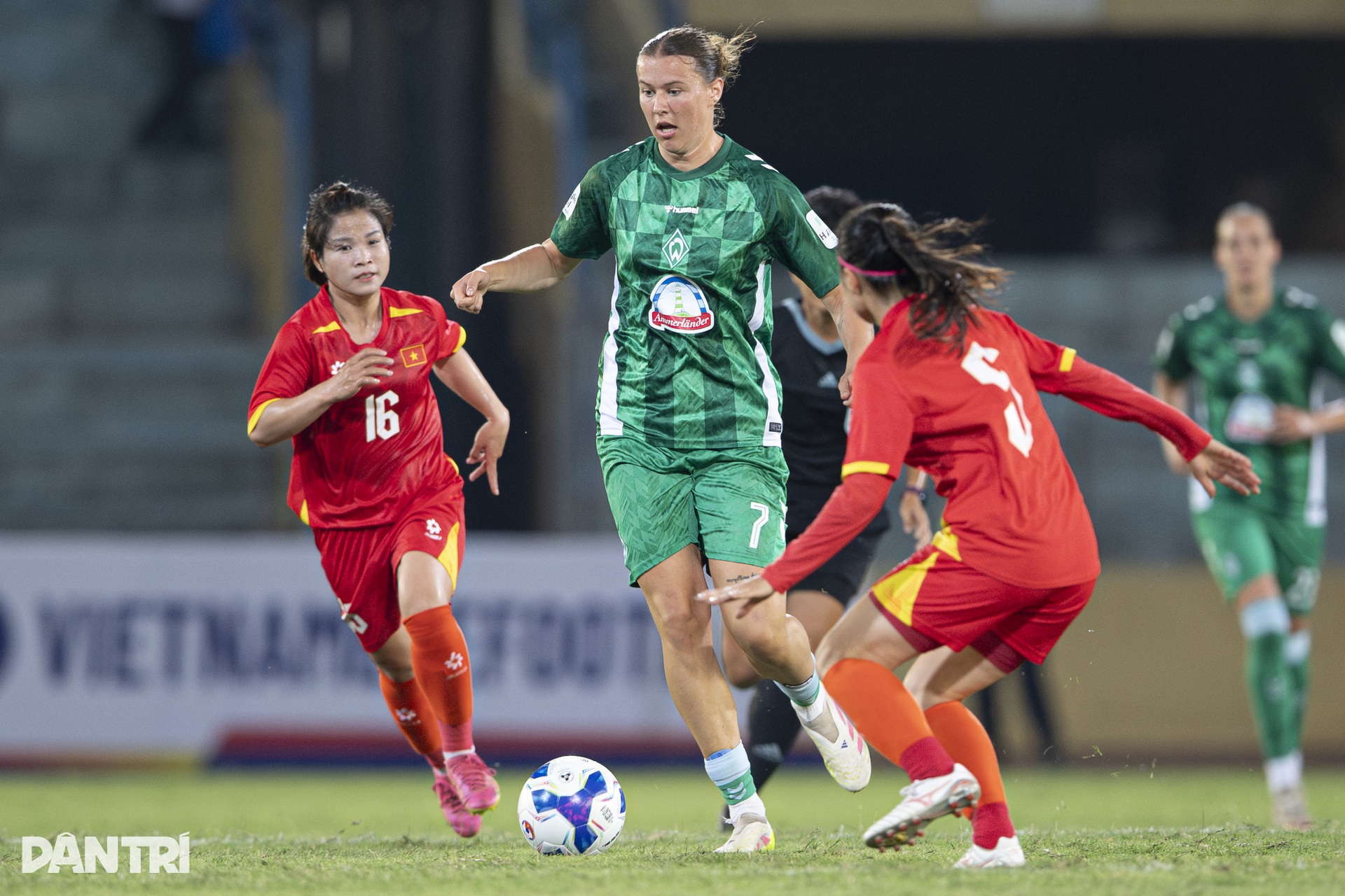 Thể hình vượt trội, dàn sao Werder Bremen áp đảo tuyển nữ Việt Nam - 2 Thể hình vượt trội, dàn sao Werder Bremen áp đảo tuyển nữ Việt Nam - 2