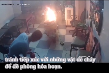 Người đàn ông bình tĩnh dập tắt đám cháy từ xe máy điện đang cắm sạc