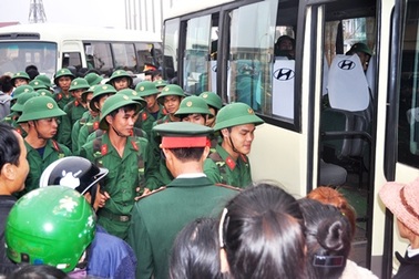 560 thanh niên Huế hăng hái lên đường nhập ngũ