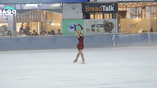 Ngắm những VĐV trẻ Việt Nam tỏa sáng trên sân băng