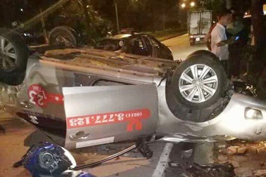 Taxi lật ngửa sau cú va chạm mạnh, 1 người tử vong