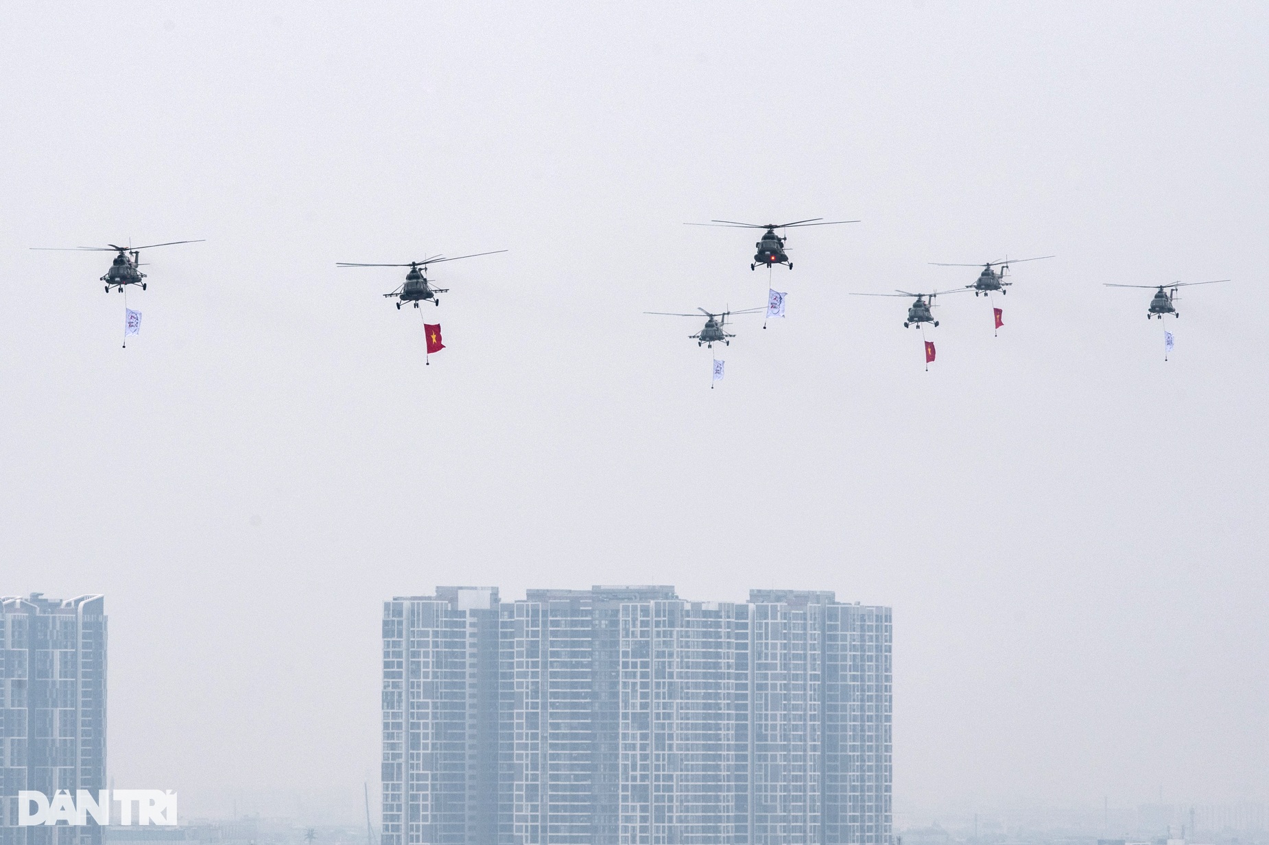 SU-30MK2 chao lượn trên bầu trời thỏa lòng mong mỏi của người dân Thủ đô - 3