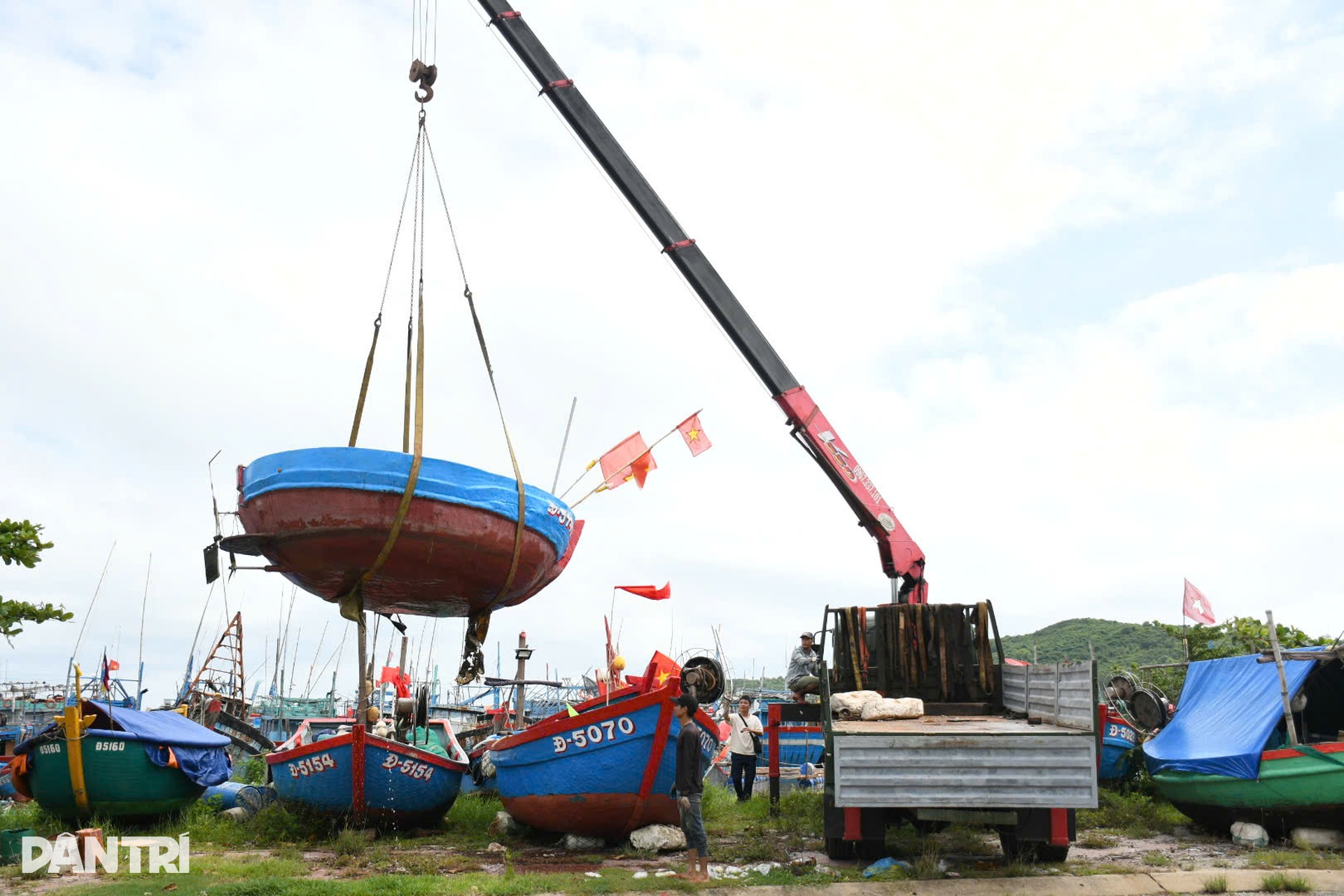 Ngư dân miền Trung cẩu thuyền, bộ đội giúp dân dời nhà tránh bão Kalmaegi - 6 Ngư dân miền Trung cẩu thuyền, bộ đội giúp dân dời nhà tránh bão Kalmaegi - 6