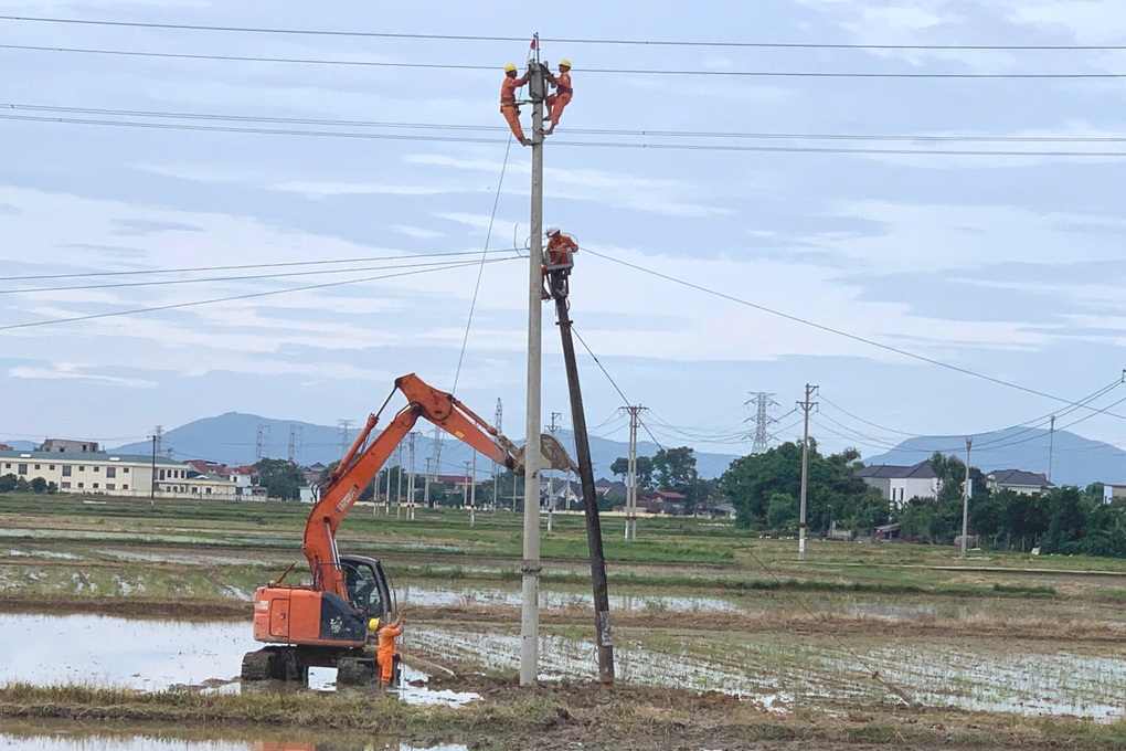 Vụ hàng loạt trụ điện gãy đôi: Gần 500 khách hàng bị ảnh hưởng - 2 Vụ hàng loạt trụ điện gãy đôi: Gần 500 khách hàng bị ảnh hưởng - 2